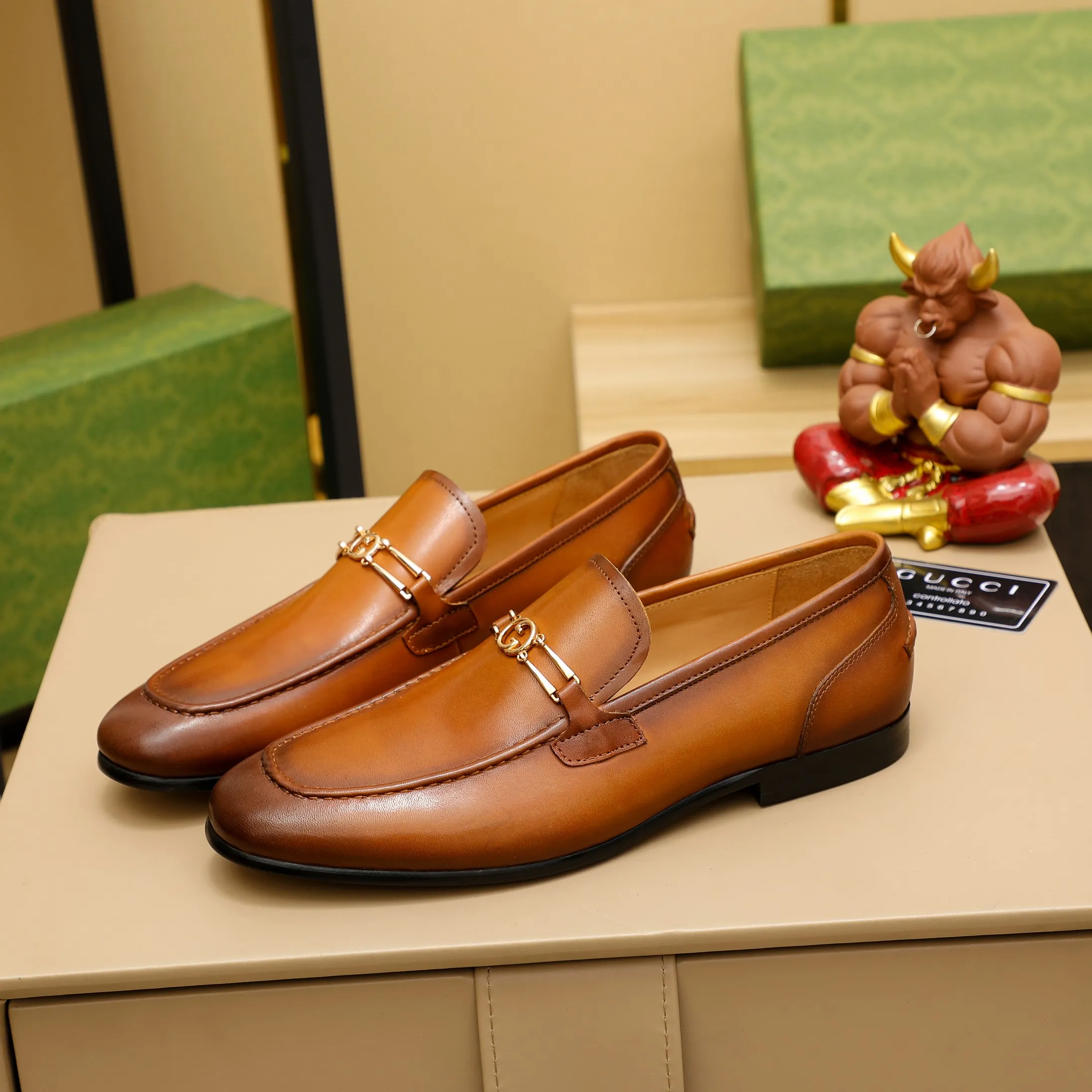 p480 GUCCI 2021 men’s latest casual leather shoes👞! Available at counters simultaneously! A one-to-one replica of the original. All imported top layer calfskin. The interior is made of top-grade cowhide, and the original factory-supplied rubber outsole is used. Leading new fashion concepts. Black, brown, matching sizes: 38-45